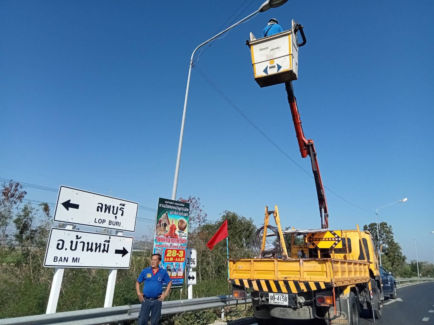 ซ่อมแซมไฟที่ชำรุดจำนวน 2 จุด แยกสะพาน และบนสะพานใหม่หนองทรายขาว แยกลงถนน 3204