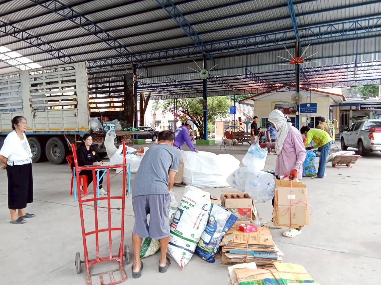 รับซื้อขยะรีไซเคิล ประจำเดือน ตุลาคม 2568 องค์การบริหารส่วนตำบลหนองทรายขาว