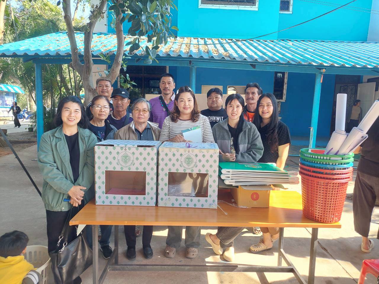 ส่งมอบหีบบัตรเลือกตั้งและอุปกรณ์ประจำหน่วยเลือกตั้ง